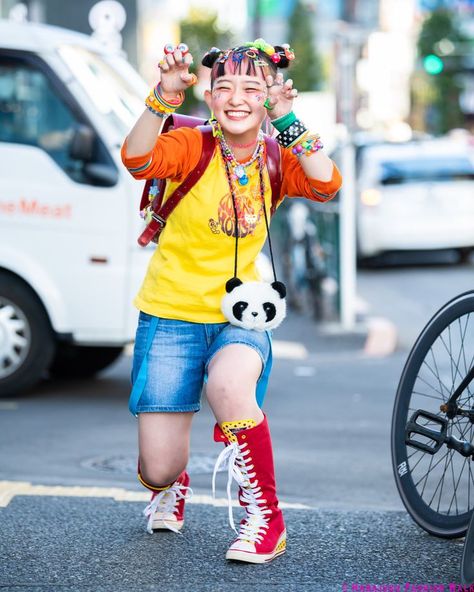 Harajuku Fashion Decora, 90s Japanese Fashion, Decora Harajuku, Harajuku Tokyo, Colorful Clothes, Fashion Walk, Tokyo Street Style, Japanese Street Fashion, Fashion 101