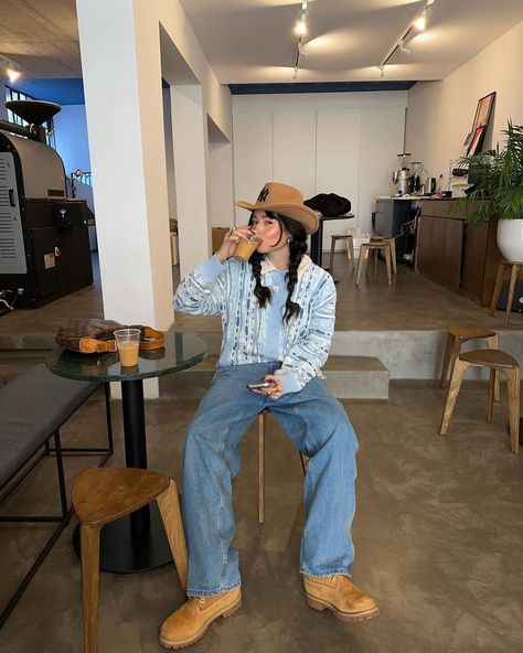 This ain’t Texas 🤠🤎 | Instagram Texas Fashion Woman, Texas Fashion, Mens Fashion Streetwear, Streetwear Fashion Women, Fashion Woman, Casual Style Outfits, Street Style Outfit, Unisex Fashion, Streetwear Fashion