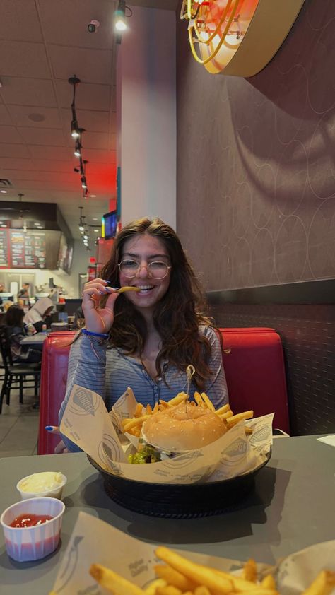 Burger Date Aesthetic, Food Pictures Restaurant, Girlfriend Mood, Burger Date, Burger Aesthetic, Restaurant Burger, Burger Images, Fat Burger, American Burgers