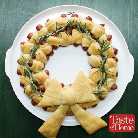 Mini Hot Dog Christmas Wreath, Hot Dog Wreath Crescent Rolls, Pig In A Blanket Wreath Christmas, Christmas Pigs In A Blanket, Pigs In A Blanket Christmas, Pigs In A Blanket Wreath, Xmas Foods, Hot Dog Crescent Rolls, Grinch Night