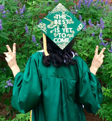 Graduation Cap Designs Green And Gold, Graduation Green Cap And Gown, Green Graduation Cap Ideas, Green Cap Decoration Graduation, Green Graduation Gown And Cap, Green Graduation Cap Designs, Green Grad Cap Ideas, Green Graduation Cap, Bouquet Diy Gift