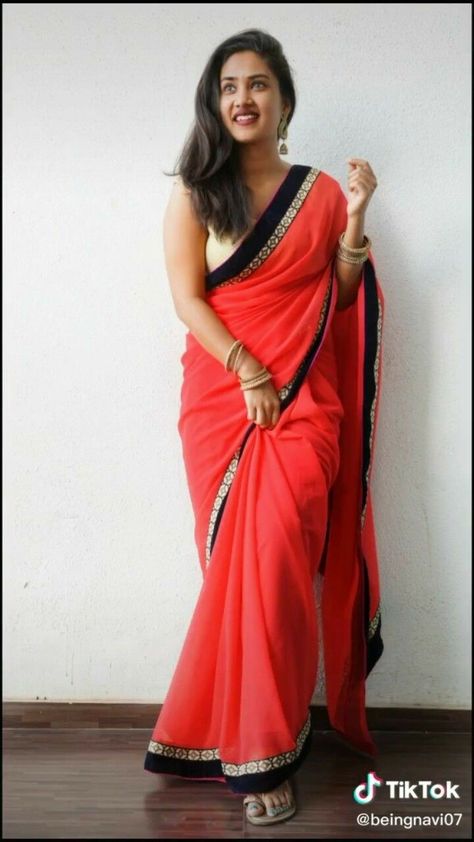 Stills In Saree, Open Pallu Saree Pose, Saree Stills For Photos, Single Pleat Saree Poses, Saare Poses At Home, Saare Pose Ideas, Indoor Saree Photoshoot Ideas, Traditional Saree Poses Photoshoot Ideas, Poses On Saree At Home