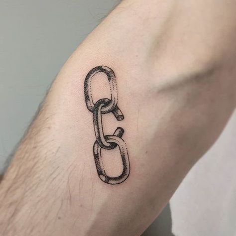 Tiny Chain Tattoo, Hands Breaking Chains Tattoo, Breaking The Chain Tattoo, Traditional Chain Link Tattoo, Chain Link Tattoo, Chain Ring Tattoo, Chain Tattoo Design, New Chains Same Shackles Tattoo, Cycle Breaker Tattoo