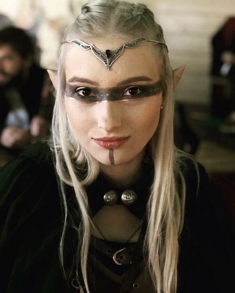 Forest Elf Cosplay Makeup, Elven Costume Women, Medieval Elf Makeup, Woodland Elf Costume Diy, Elf Costume Ideas Women, High Fae Costume, Elf Queen Costume, Warrior Elf Costume, Male Elf Costume