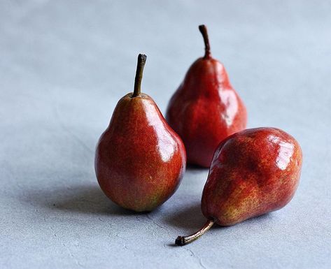 Red Anjou Pears are pretty much exactly like Green Anjou Pears, but they are the striking and glorious rusty red color. Reason enough to buy them since they make simply gorgeous table decorations, as well as delicious snacks. Pear Varieties In Pictures (Plus Recipes!) Photo: Aparna Balasubramanian/Getty Images Pear Reference Photos For Artists, Pear And Pomegranate Salad, Salad With Pistachios, Red Pears, Pear Varieties, Still Life Pictures, Pomegranate Salad, Fruits Photos, Still Life Fruit