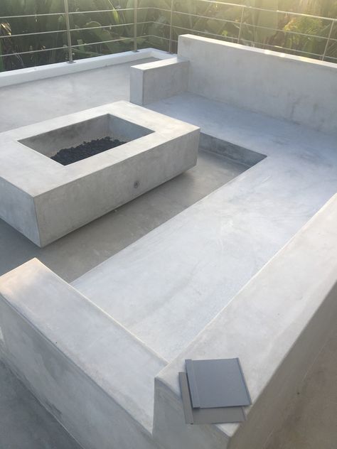 Minimalist Pool Landscaping, Vibracrete Wall Ideas, Cement Patio Furniture, Outside Fire Pit Seating Ideas, Concrete Garden Furniture, Concrete Patio Furniture, Concrete Fire Pit Seating, Built In Concrete Seating, Concrete Seating