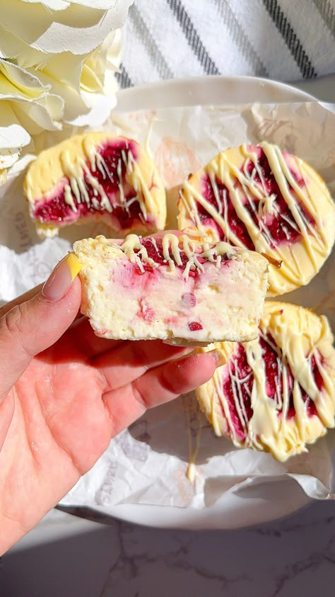 Mini Raspberry White Chocolate Cheesecakes – Low Calorie, High Protein - Eliya Eats Low Calorie High Protein Snacks, Low Calorie Cheesecake, Low Calorie Sweets, High Protein Cheesecake, Low Calorie Baking, Low Cal Dessert, Low Calorie Protein, Protein Cheesecake, Low Calorie High Protein