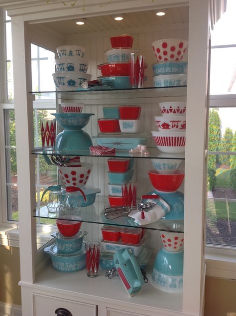 Pyrex; Butterprint, red & turquoise 2015 Butterprint Pyrex Turquoise, Pyrex Kitchen Decor, Vintage Pyrex Display Ideas, Pyrex Butterprint, Pyrex Display, Turquoise Kitchen Decor, Vintage Pyrex Dishes, Pyrex Dishes, Rustic Farmhouse Kitchen Cabinets