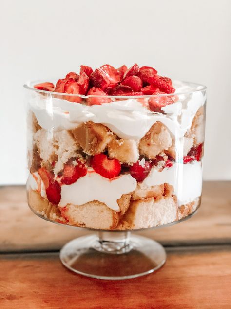 Truffle Desserts Layered, Strawberry Cheesecake Trifle Recipe, Trifle Bowl Desserts, Healthy Strawberry Dessert, Strawberry Cheesecake Trifle, Summertime Desserts, Trifle Bowl Recipes, Strawberry Shortcake Trifle, Trifle Dessert Recipes