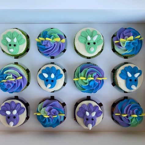 3 Rex Birthday Cupcakes, Cute Dino Cupcakes, Buttercream Dinosaur Cupcakes, Dinasour Dessert Ideas, Dinasour Birthday Cupcake Ideas, Dinosaurs Cupcakes Ideas, Easy Dino Cupcakes, Dino Themed Cupcakes, Diy Dino Cupcakes