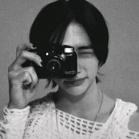 ٭ᴍɪɴᴀ٭ on TikTok Straykids Hyunjin Photoshoot, Hair Icon, Dark Pictures, Foto Ideas Instagram, Black And White Aesthetic, Drama Queens, Kids Icon, Man In Love, White Aesthetic