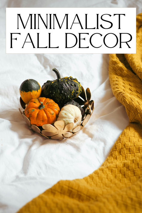 Minimalist fall decor ideas for your space Minimalist Seasonal Decor, Natural Fall Decor Ideas, Minimalist Thanksgiving Decor, Fall Decor Minimalist, Uncluttered Home, Minimal Fall Decor, Modern Fall Decor Ideas, Minimalist Fall Decor, Minimalist Mindset