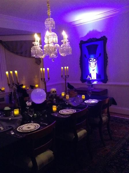 Disney Haunted Mansion inspired party Haunted Mansion Party, Haunted Mansion Decor, Mansion Party, Halloween Dinner Party, Disney Halloween Parties, Halloween Table Settings, Haunted Mansion Halloween, Wedding Disney, Halloween Party Dinner