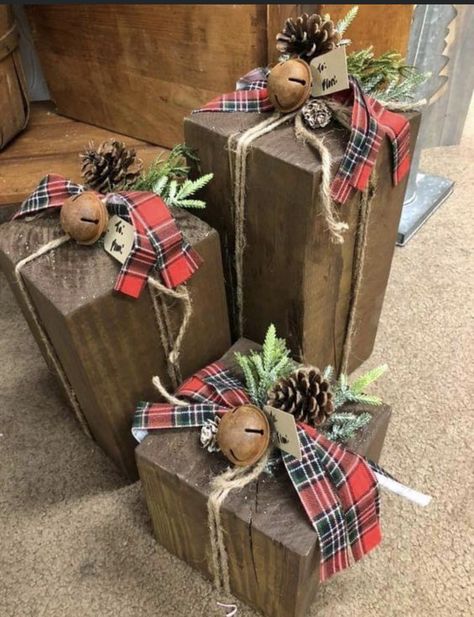 Jul Diy, Wrapped Presents, Wooden Christmas Crafts, Country Christmas Decorations, Easy Christmas Decorations, Christmas Decorations Diy Outdoor, Diy Christmas Decorations Easy, Christmas Wood Crafts, Holiday Crafts Christmas