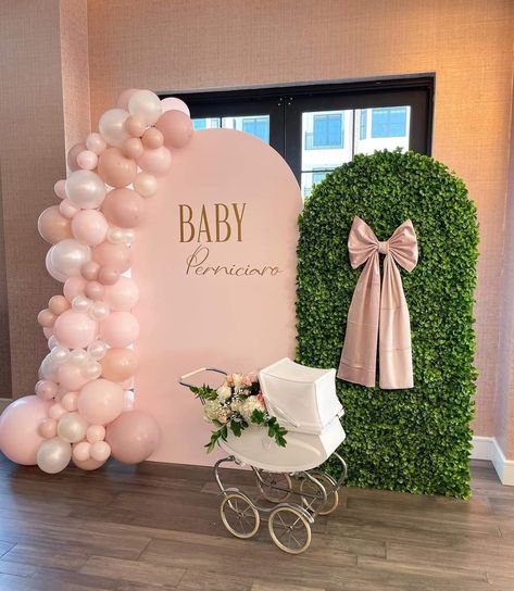 Gender Neutral Reveal Ideas, Green And Pink Gender Reveal Ideas, Bow Baby Shower Backdrop, Boujee Baby Shower Ideas, Pink And Green Baby Shower Ideas, Gender Reveal Party Ideas, Reveal Party Ideas, Shower Flowers, Deco Ballon