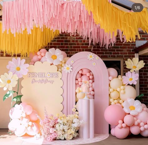 Groovy Backdrop Ideas, Daisy Backdrop Party Ideas, Daisy Flower Birthday Party Ideas, Daisy Themed Birthday Party, Kids Party Planner, Flower Birthday Party, Daisy Party, Baby Birthday Decorations, Unicorn Themed Birthday Party