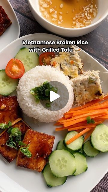 Anh - Vegan Recipes 🌱 on Instagram: "Ep. 5 of the vegan Vietnamese recipe series 🇻🇳🇻🇳🫶 Vietnamese Broken Rice (cơm tấm chay)  This Vietnamese broken rice is a vegan take on the classic Southern Vietnamese dish cơm tấm. It uses grilled tofu as alternative for the grilled pork, tender rice and a flavorful vegan ‘fish’ sauce 🤤   Enjoy and get the full recipe via link in my bio @veggieanh 🤩🌱  https://veggieanh.com/vegan-vietnamese-broken-rice/  . . . #comtam #chay #veganvietnamese #veganrecipes #veganfood" Com Tam Recipe Vietnamese, Broken Rice Recipe, Vegan Fish Sauce, Vegan Vietnamese, Vietnamese Recipe, Vegan Fish, Grilled Tofu, Classic Southern, Grilled Pork