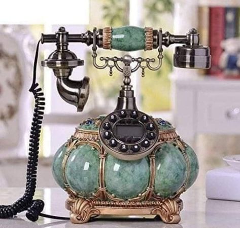 Laxus Fairy Tail, Telephone Retro, Antique Phone, Telephone Vintage, Antique Telephone, Retro Phone, Vintage Phones, Casa Vintage, Vintage Telephone