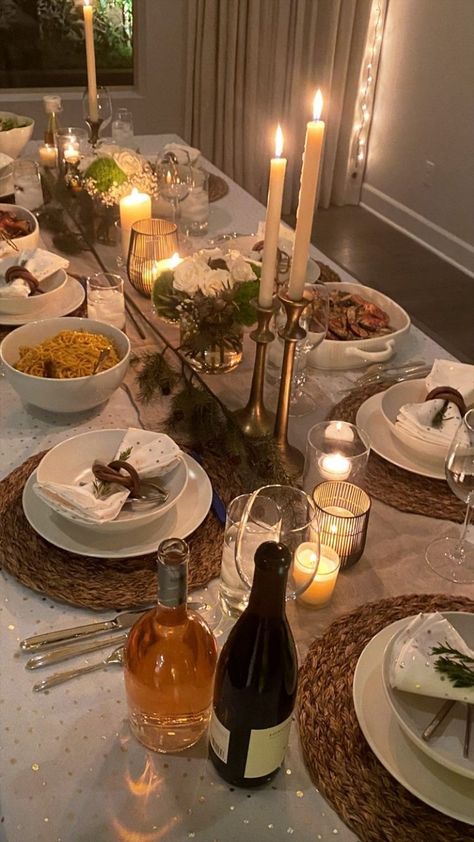 Thanksgiving Spread Aesthetic, Thanksgiving Dinner Aesthetic Family, Dinner Party Thanksgiving, Winter Dinner Decor, White Thanksgiving Aesthetic, Hosting Friendsgiving Aesthetic, Friendsgiving Decorations Dinner Parties, Friendsgiving Aesthetic Table, Thanksgiving Spread Table