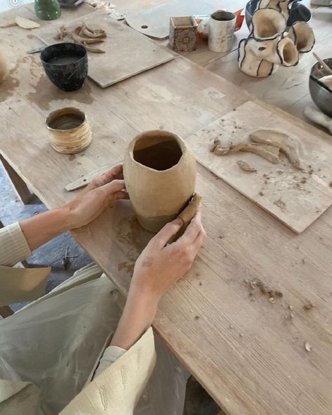 Pottery Aesthetic Girl, Pottery Class Aesthetic, Clay Classes, At Home Movie Theater, Clay Studio, My Fantasy World, Pottery Classes, Ceramics Pottery Art, Pottery Making