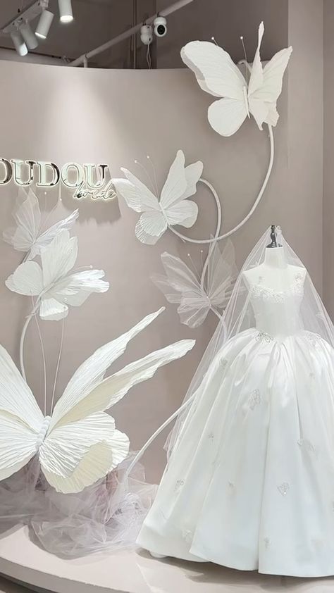 Instagram Butterfly Decor Wedding, Show Window Display, Bride Location, Wedding Showroom, Butterfly Wedding Decorations, Butterfly Duvet Cover, Butterfly Decoration, Butterfly Tutorial, Diy Baby Shower Decorations