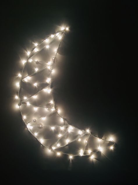 Fairy Light Shape On Wall, Fairylights Decor Room, Fairy Lights Bedroom Ideas Wall Art, Fairylight Decor Bedroom Ideas, Series Light Decoration Ideas, Small Lights Decor, Fairy Light Decor Ideas Bedroom, Fairy Lights Wall Decor, Wall Decor Fairy Lights