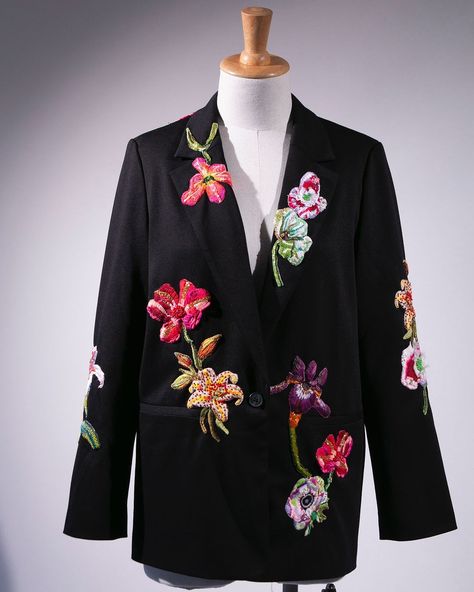 Amarpo | A Classic Blazer can always make an IMPACT!!! I guess you want to shine during this season! #embroidery #embroideryart #handembroidery… | Instagram Season Embroidery, Formal Blazer, Contemporary Embroidery, Abaya Designs, Classic Blazer, Modern Embroidery, Flower Bouquets, Embroidery Hoop Art, Embroidery Blouse