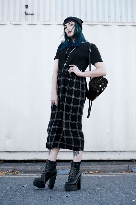 Feminine Grunge Outfits, Alternative Teacher Outfits, Goth Teacher Outfits, Goth Teacher, Goth Ootd, Corp Goth, Dark Beauty Fashion, Casual Goth, Rock Punk