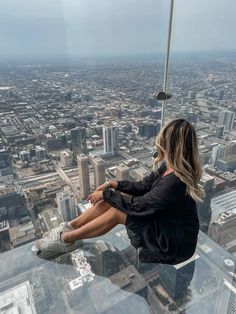 Skydeck Chicago Pictures, Chicago Places To Visit, Nyc Sightseeing, Skydeck Chicago, Nyc Attractions, Chicago Vacation, Chicago Aesthetic, Chicago At Night, Chicago Pictures