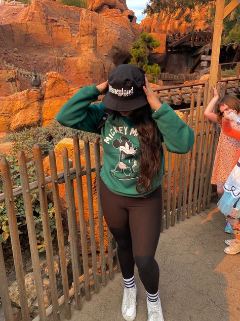 Disneyland ootd at big thunder mountain Disneyland Outfits Winter Plus Size, Disneyland Sweater Outfit, Disney Couple Outfits Winter, Comfy Outfits For Disney World, Disneyland Outfits Comfy, Disneyland Outfits In December, Cute Disney Fits Winter, Casual Disney Outfits Winter, Mid Size Disney Outfits