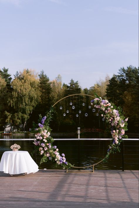 Circle Wedding Arch With Lights, Wedding Ceremony Backdrop Circle, Circle Arches For Weddings, Circle Alter Wedding, Round Wedding Arch Ideas, Round Arch Decoration Wedding, Circle Backdrop With Flowers, Engagement Backdrops, Boho Garden Party