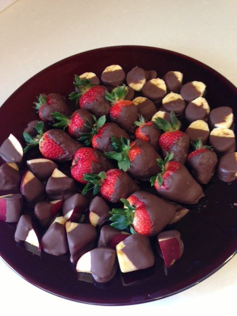 Fruit Dip Strawberry, Infused Strawberries, Fruit Appetizers Easy, Dipped Fruit, Fancy Chocolate, Fruit Appetizers, Chocolate Dipped Fruit, Chocolate Covered Fruit, Snacks Ideas