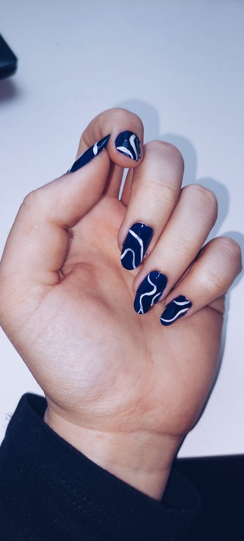 Navy blue nails Dark Blue Nails White Design, Nail Art Biru Navy, Navy Blue And White Nails, Nail Art Navy Blue, Dark Blue Nails With Design, Nail Art Navy, Navy Nail Art, Mom Nails, Blue And White Nails