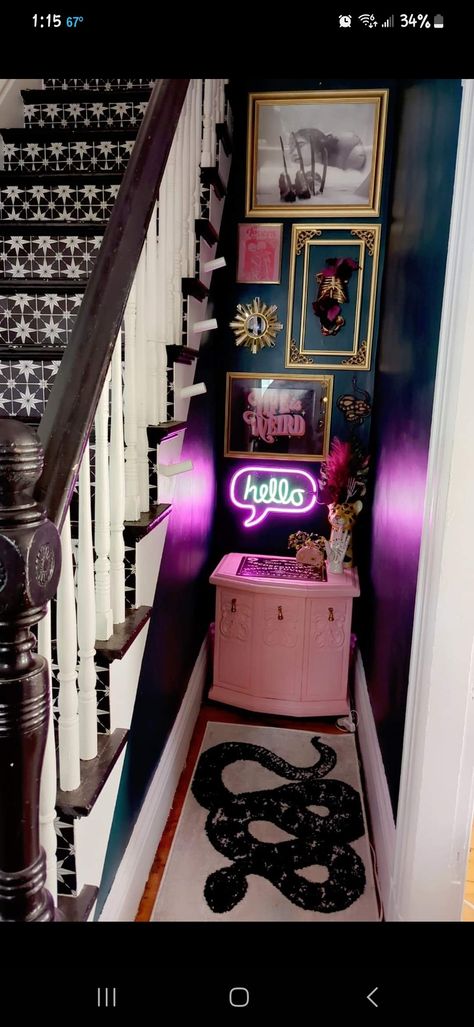 Eclectic Kitchen Decor Small Spaces, Girly Maximalist Decor, Eclectic Maximalism Bathroom, Home Decor Maximalism, Maximalist Minimalist Decor, Maximalist Salon, Eccentric Home Decor, Maximalist Entryway, Entryway Wallpaper