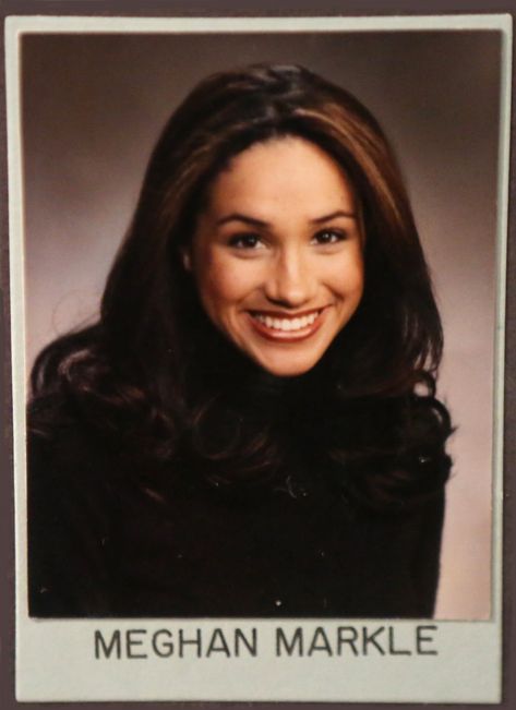 She was a member of Kappa Kappa Gamma sorority at Northwestern University. She is pictured in her 2000-2001 class portrait. Meghan Markle Young, Meghan Markle Photos, Meghan Markle News, How To Have Style, Prins Harry, Princess Meghan, Prince Harry And Megan, Meghan Markle Style, American Princess