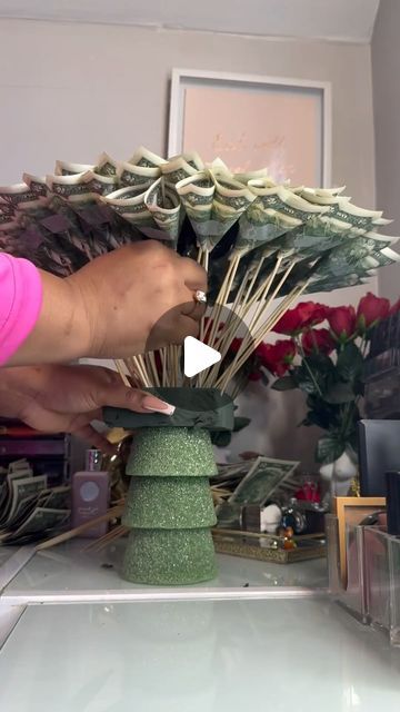 30K views · 2.5K likes | The WR Experience on Instagram Money Ramo With Roses, Dollar Bill Roses How To Make, Money Bouquet For Men, Flowers For Men Gift Man Bouquet, Money Bouquet Aesthetic, Small Money Bouquet, Bouquet Tips, Homemade Graduation Gifts, Dollar Bill Gift