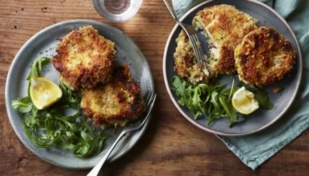 These tinned salmon fishcakes depend on the punchiness of tinned salmon – it's pretty much a store-cupboard supper. Make up to a day ahead. Food Recipes Salmon, Fishcakes Recipe, Salmon Fishcakes, Fried Pork Tenderloin, Salmon Fish Cakes, Good Food Recipes, Fennel Slaw, Recipes Salmon, Pork Schnitzel