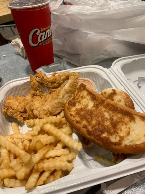 canes 🍽🍽 Canes Food, Peanut Butter And Banana, Best Fast Food, Food Babe, Food Therapy, Yummy Comfort Food, Food Recepie, Food Goals, Peanut Butter Banana