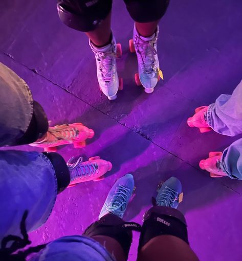 4 best friends pink and blue matching skates in skating rink with purple led lights Skating With Friends Aesthetic, Roller Skating With Friends, Skating Pictures With Friends, Roller Skating Rink Aesthetic, Roller Rink Aesthetic, Skating Rink Aesthetic, Roller Rink Birthday, Skating With Friends, Roller Skating Aesthetic