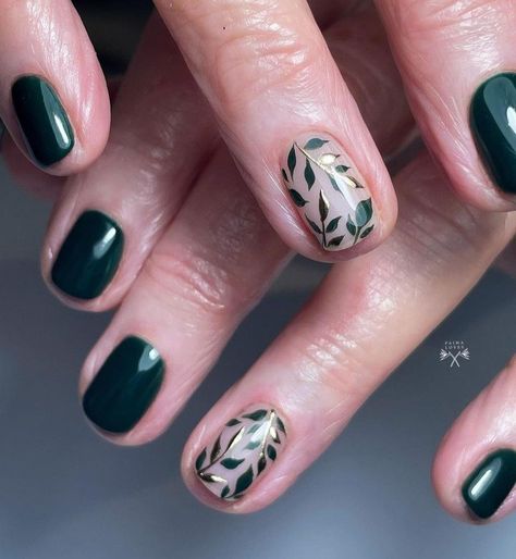 Wedding Nails For Bride Autumn, Winter Nails February, Green And Gold Floral Nails, Forest Nail Design, Evergreen Nail Art, Nail Designs Vines, Nail Plate Designs, Foliage Nail Art, Pine Green And Gold Nails