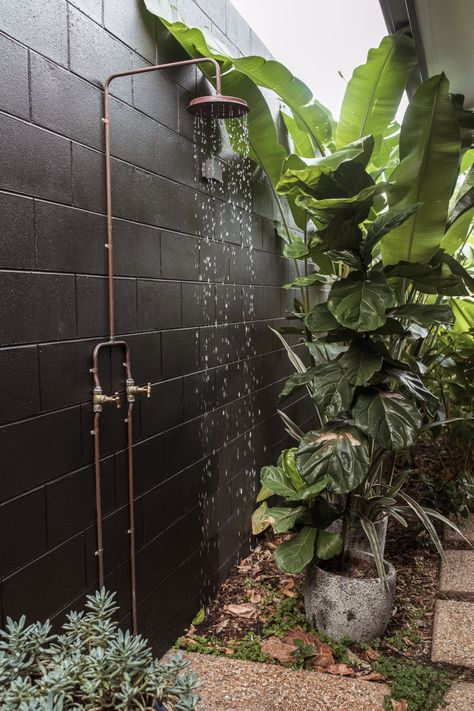 Outdoor Shower Faucet Ideas, Outdoor Shower With Tub, Outdoor Shower Garden, Garden Showers Outdoor, Modern Tropical Garden, Outdoor Shower Ideas, Bespoke Handles, Outside Showers, Outdoor Bathroom Design