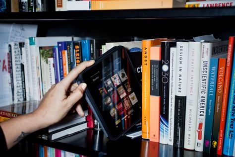 [Unit 9: Perception and Attention on the Internet] Rachel Edidin's (2014) article, "People Who Use E-Readers Dive Far Deeper Into Books" Quick Reads, Indie Author, Print Book, Will Turner, Digital Publishing, Self Publishing, Books To Buy, Book Print, Latin America