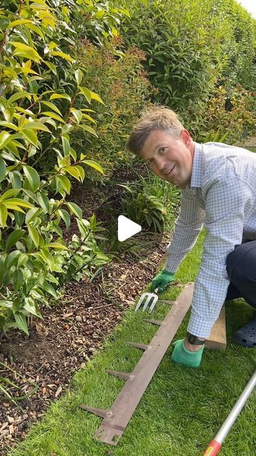 Tom Strowlger on Instagram: "Installing Everedge Lawn Edging 🌱  It’s exciting to install Everedge Lawn Edging into and along bed and borders. Whether it’s small or big borders Everedge Lawn Edging gives the garden the wow factor 🤩  10% off with my promo code 24TOM10, see below for further details on how to order 🤩👍  I love a formal border, an undisputed separation of the border from the grass 🌱👍  Give your lawn edge definition with this weather resistant, maintenance free, 1.6mm thick galvanised steel lawn edging, coated in a corrosion resistant brown paint, which research has revealed to be the most natural colour for the majority of applications.  Manufactured from almost 100% recycled material using British Steel.  Extremely flexible suitable for small and large projects.  The 1m Garden Edging Tool, Border Edging Ideas, Wooden Garden Edging, Garden Lawn Edging, Steel Garden Edging, Edging Tools, Grass Edging, Lawn Borders, Garden Border Edging