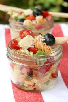 Pizza Pasta Salad, Pizza Lunch, Camping Snacks, Road Trip Food, Road Trip Snacks, Easy Camping Meals, Mason Jar Meals, Campfire Food, Boat Food