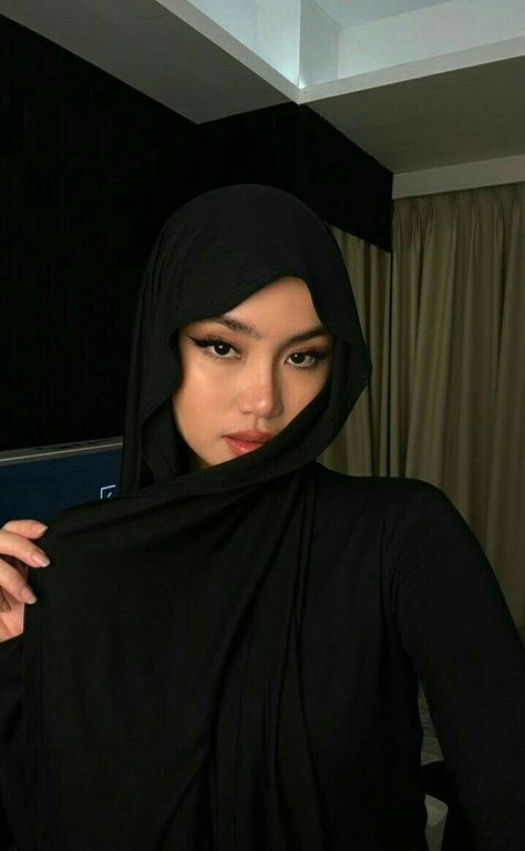 French Hijab Style, Dark Hijabi Aesthetic, Hijabi Selfie, Nazeera Ibrahim, Hijab Turban Style, Hijab Makeup, Simple Hijab Tutorial, Stylish Outfits Casual, Ootd Poses