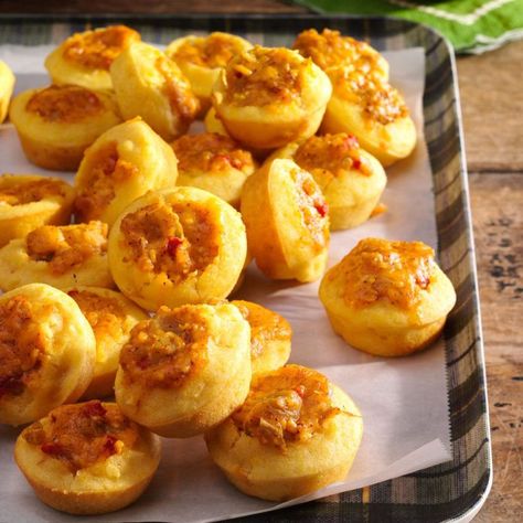 Mini Corn Muffins with Spicy Cheddar Filling Kentucky Derby Appetizers, Mini Corn Muffins, Derby Food, Muffin Pan Recipes, One Bite Appetizers, Bacon Deviled Eggs, Tin Recipes, Muffin Tin Recipes, Corn Muffins