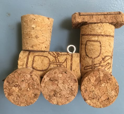 Diy Cork Christmas Ornaments, Cork Christmas Decorations Diy, Wine Cork Ornaments Diy, Cork Ornaments Diy, Cork Christmas Crafts, Cork Ornaments Christmas, Holiday Cork Crafts, Wine Cork Christmas Crafts, Train Christmas Ornaments Diy