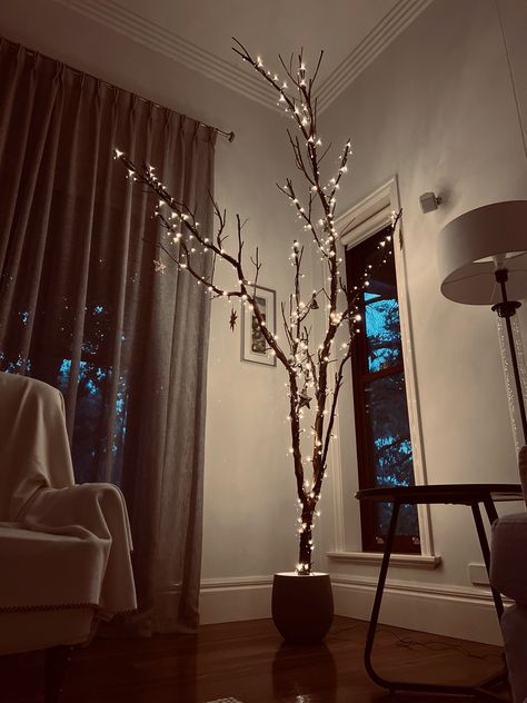 Natural shapes of a broken tree branch, lit with LED lights, brings a magical form to your room. Tree Branch Fairy Lights, Christmas Tree With Branches, Tree Branch Light, Dried Tree Branches, Twigs Decor, Lighted Tree Branches, Branch Light, Tree Stem, Dry Tree