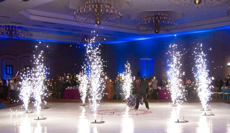 Wedding Lighting Ideas, Indoor Fireworks, Sparklers Fireworks, Cold Wedding, Wedding Fireworks, Fireworks Photo, Event Programs, Dance Floor Wedding, Wedding Lighting