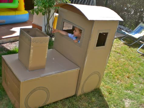 Tren de cartón / Cardboard train       ¿No os encantaban los juguetes a "tamaño real" en los que os podíais meter cuando erais pequeños? A... Cardboard Train, Rocky Railway Vbs, Cardboard Box Diy, Carton Diy, Train Birthday Party, Trains Birthday Party, Train Theme, Train Party, Train Birthday